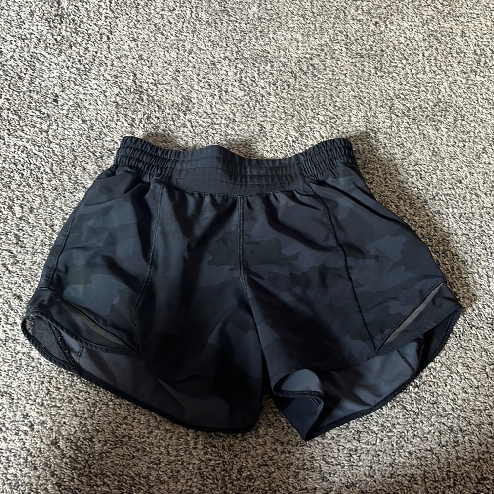 Lululemon 4 inch camo hotty hots